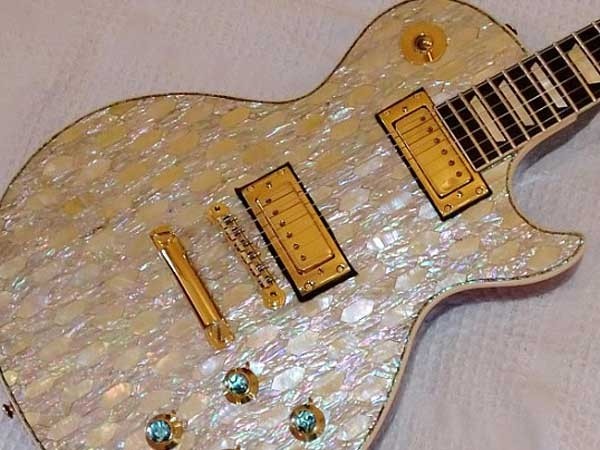 Đàn ghita Cây đàn ghita cổ điển Gibson Les Paul Standard đã được một người thợ làm đàn tên là Kim Webber phủ một lớp vàng 22k lên bề mặt. Ngoài ra, để tăng giá trị thẩm mỹ cho cây đàn, người thợ này còn gắn lên bề mặt đá quý và khảm trai. Giá trị ước tính của cây đàn này là 17.000 USD.